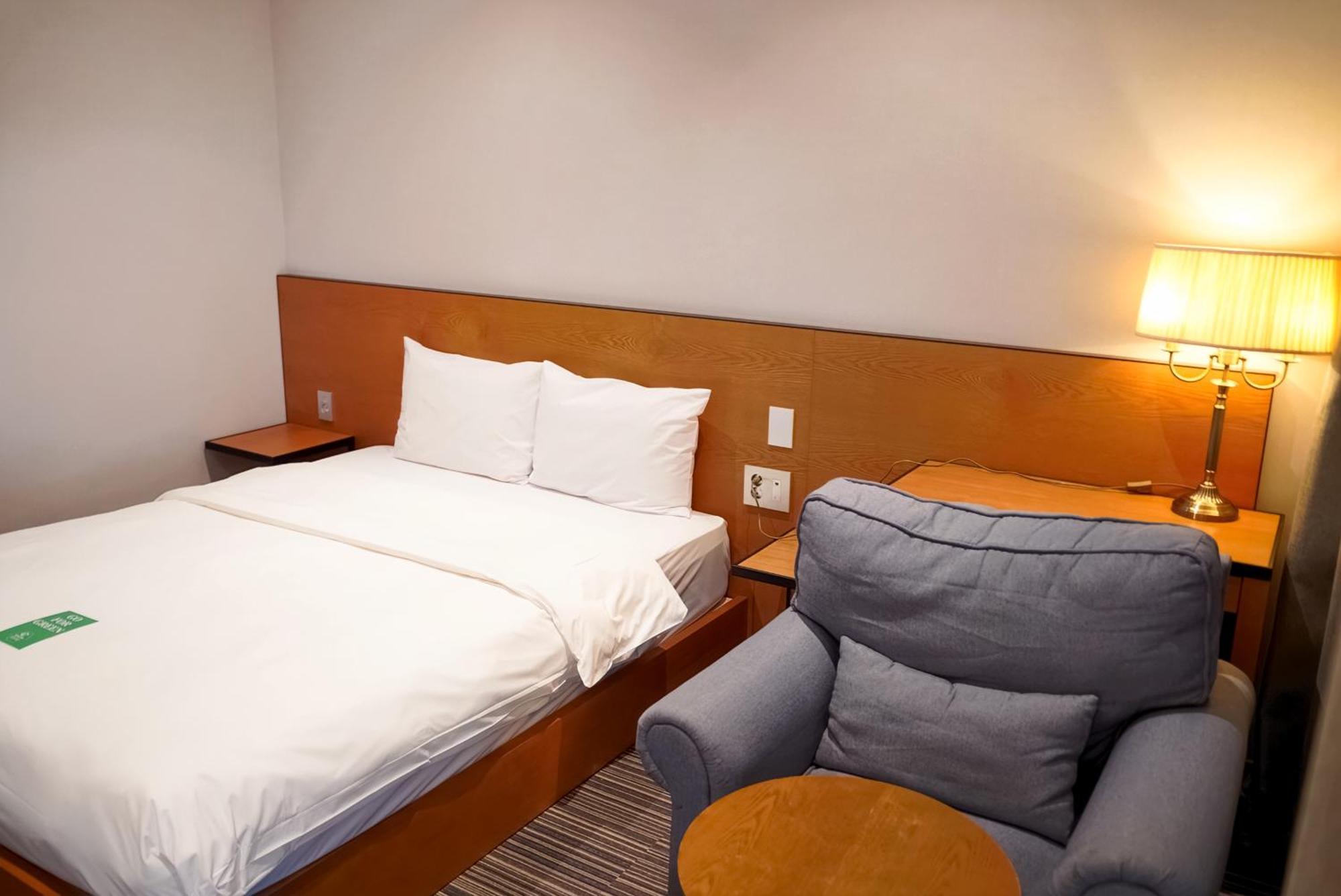 Standard Queen Room (3 Days Free Parking)